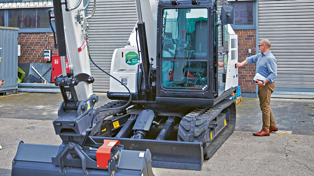 Im Außengelände steht ein Bagger, der von Diesel- auf Elektromotor umgerüstet wurde.