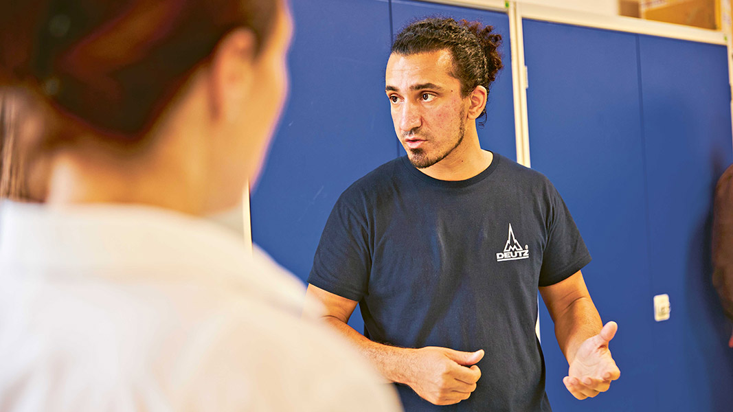 Andrianos Zacharatos, Entwicklungsfachkraft für Hochvoltsysteme, legt großen Wert auf den Austausch von Fachwissen.