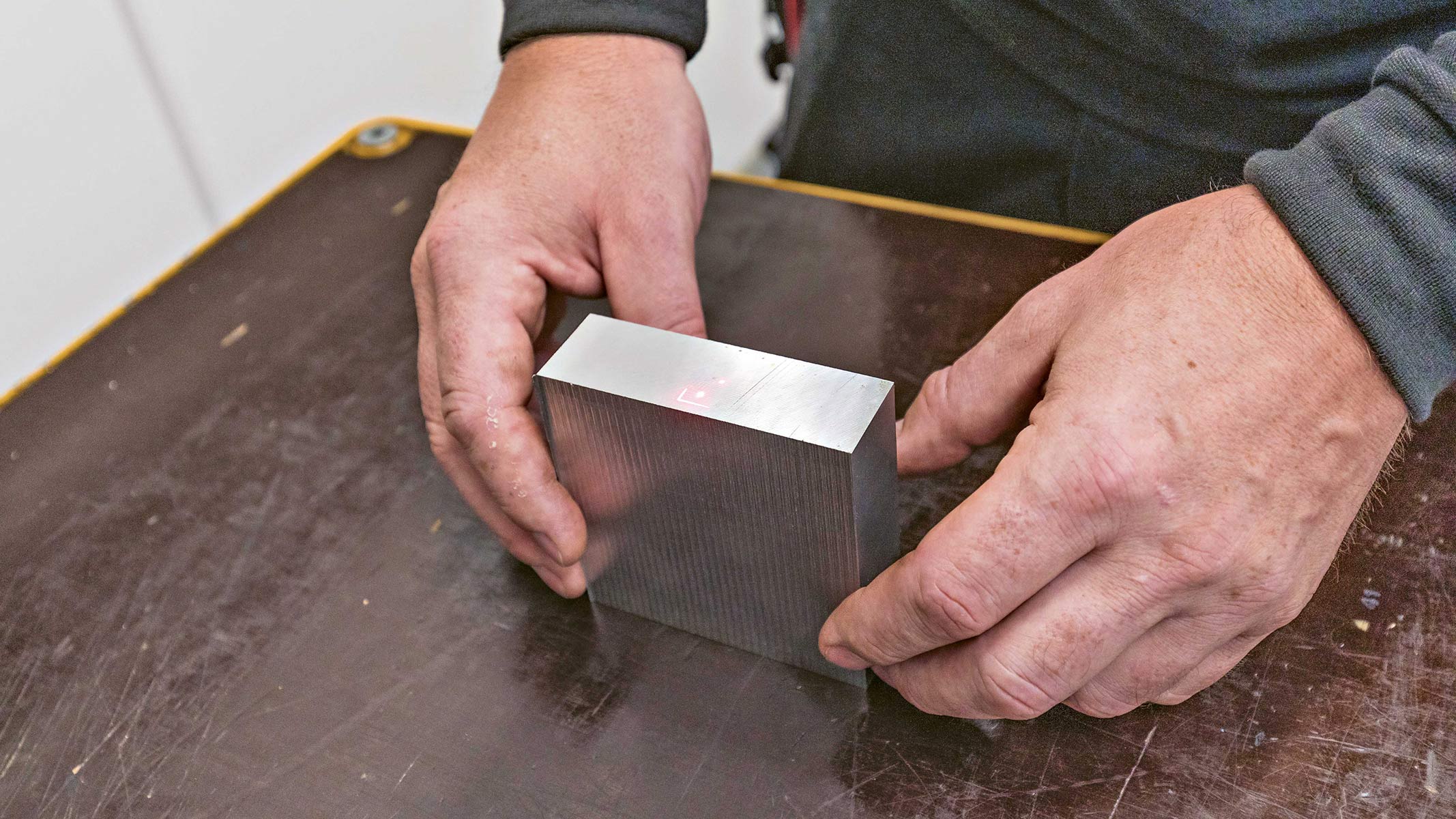 In einem abgesicherten Raum beschriftet ein Laser bestimmte Teile.