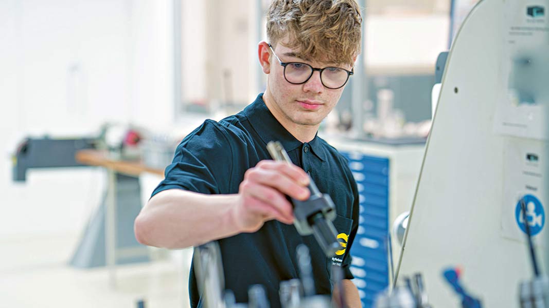 Lion Schäper kommt früh in der Ausbildung mit allen möglichen Werkzeugen in ­Kontakt.