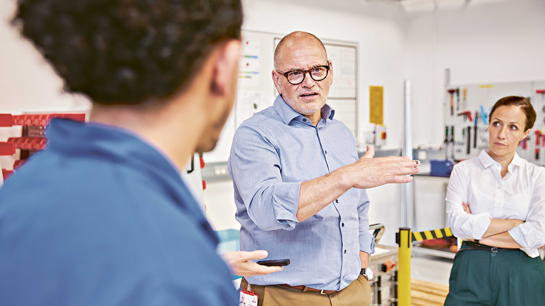 Bert van Hasselt erklärt den modularen Aufbau der unternehmenseigenen Batterien.
