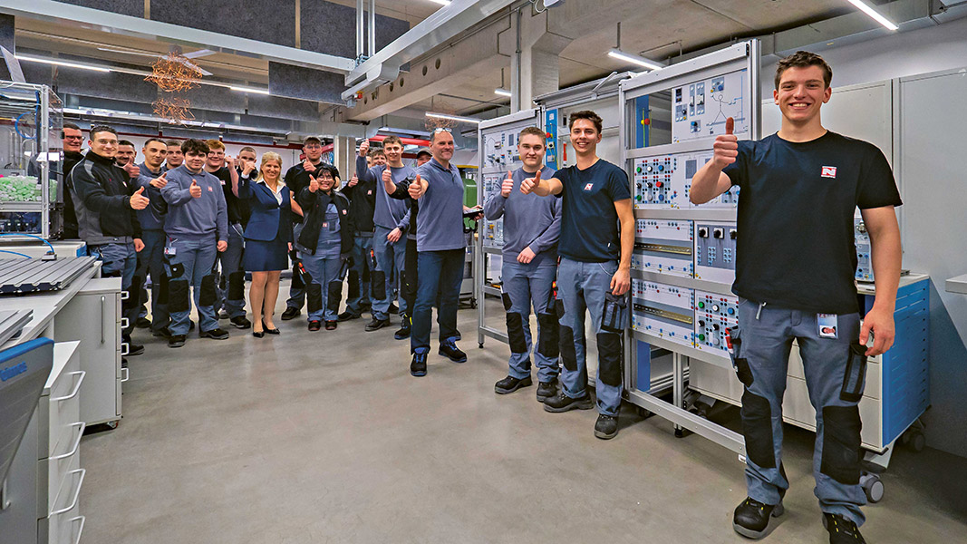 Niehoff bildet aktuell 49 Azubis aus, darunter Mechatroniker, Industrie- und Zerspanungsmechanikerinnen.