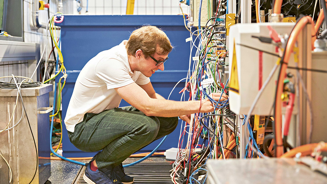 Florian Huthmacher, Ingenieur für funktionale Sicherheit, prüft die elektrischen Antriebssysteme auf Herz und Nieren.